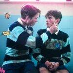 Heartstopper: Os adolescentes Charlie e Nick descobrem que são mais que apenas amigos e precisam lidar com as dificuldades da vida escolar e amorosa. (Foto: Divulgação)