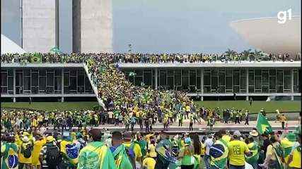 Bolsonaristas sobem rampa do Congresso Nacional