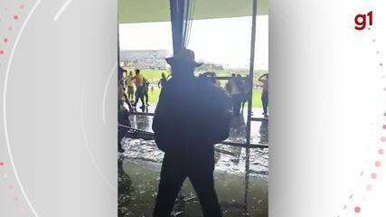 Vídeo mostra Bolsonaristas dentro do Congresso Nacional; janelas foram depredadas