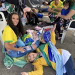 Já nos cliques compartilhados pela própria Regina Duarte, é possível vê-la utilizando uma blusa amarela e uma bandeira do Brasil amarrada nas costas. (Foto: Instagram)