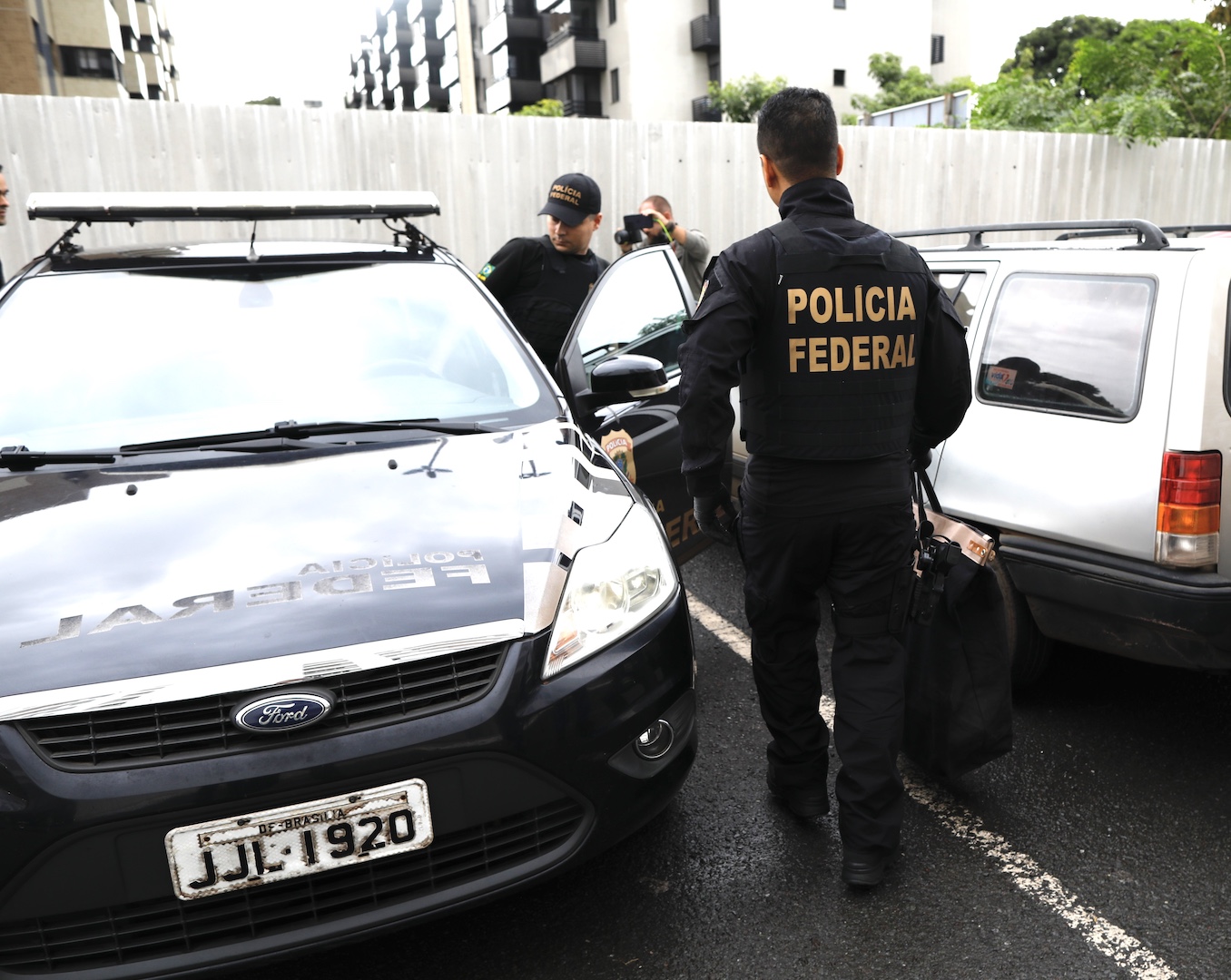 Operação da Polícia Federal mirou ex-presidente Jair Bolsonaro e aliados por suposta tentativa de golpe durante sua gestão; na foto, viaturas da PF na casa do general Augusto Heleno, um dos alvos da ação desta 5ª feira (8.fev) | Sérgio Lima/Poder360 - 8.fev.2024