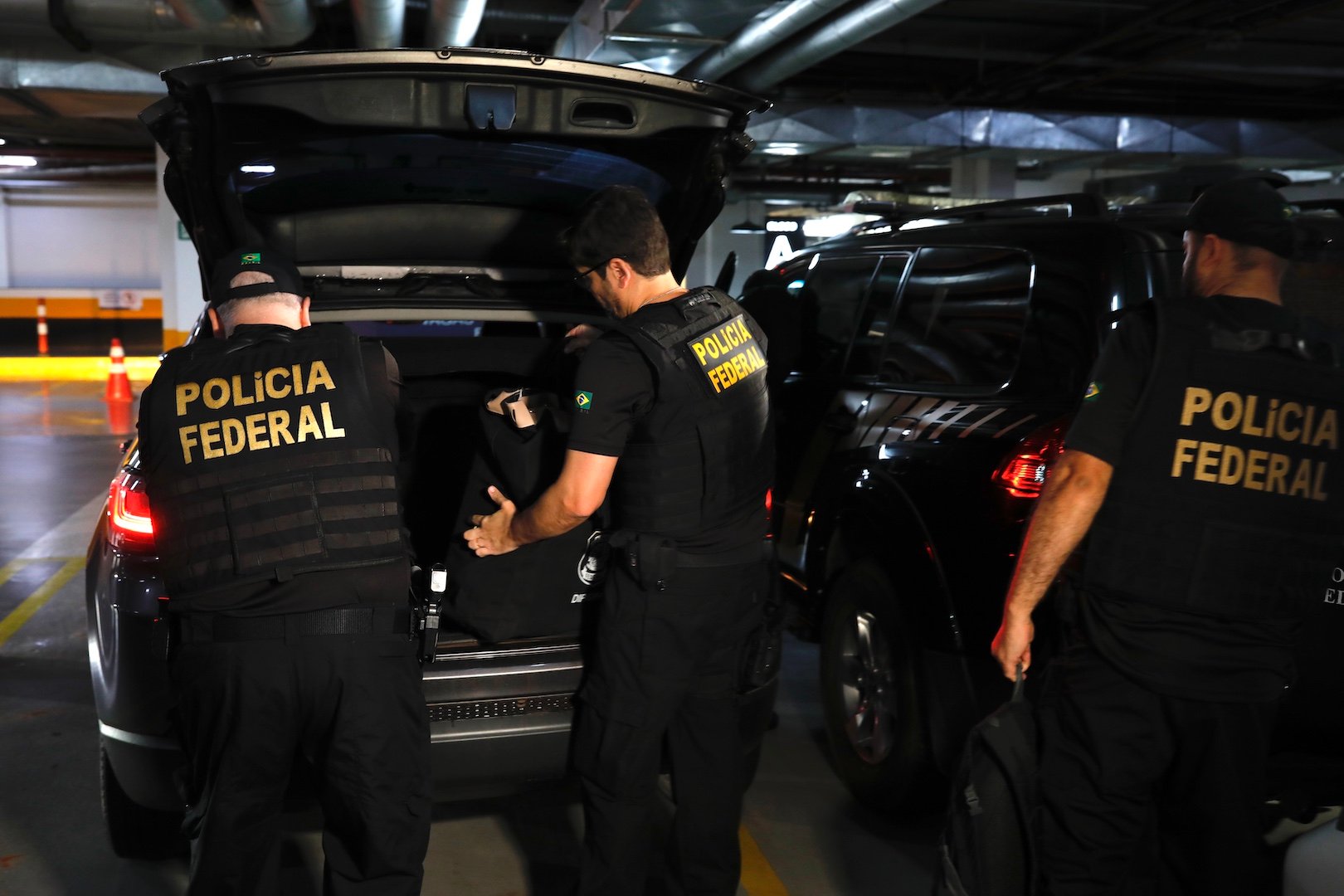  PF chega à sede do PL, no Complexo Brasil 21; na foto, duas viaturas, 7 agentes e 6 malotes 