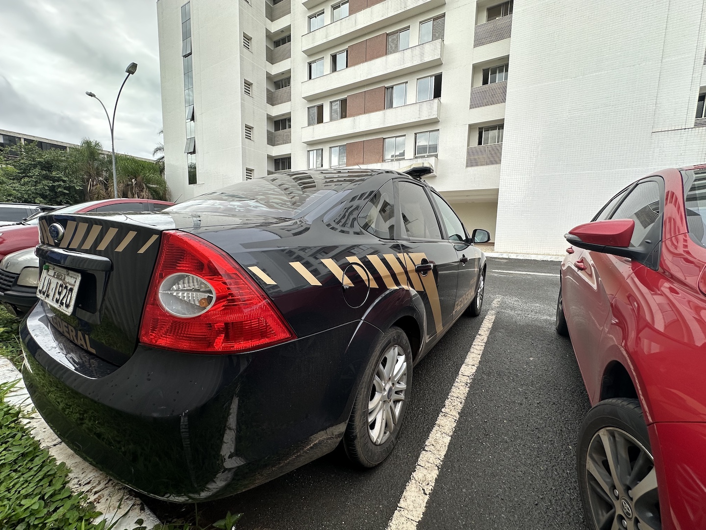 Carros da polícia estacionados em frente ao apartamento do general Augusto Heleno