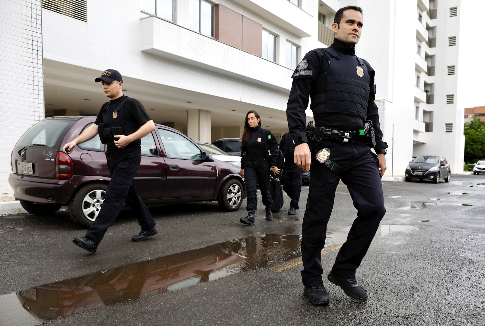 Heleno chefiou o GSI durante o governo Bolsonaro; na imagem, agentes da PF na quadra em que o general mora, na Asa Norte, em Brasília 