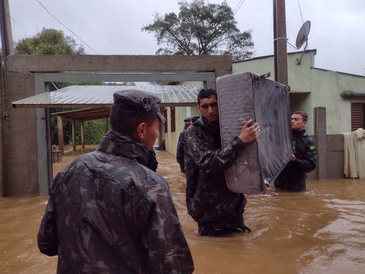 Ao todo, 335 militares foram mobilizados para auxiliar nas ações no Estado