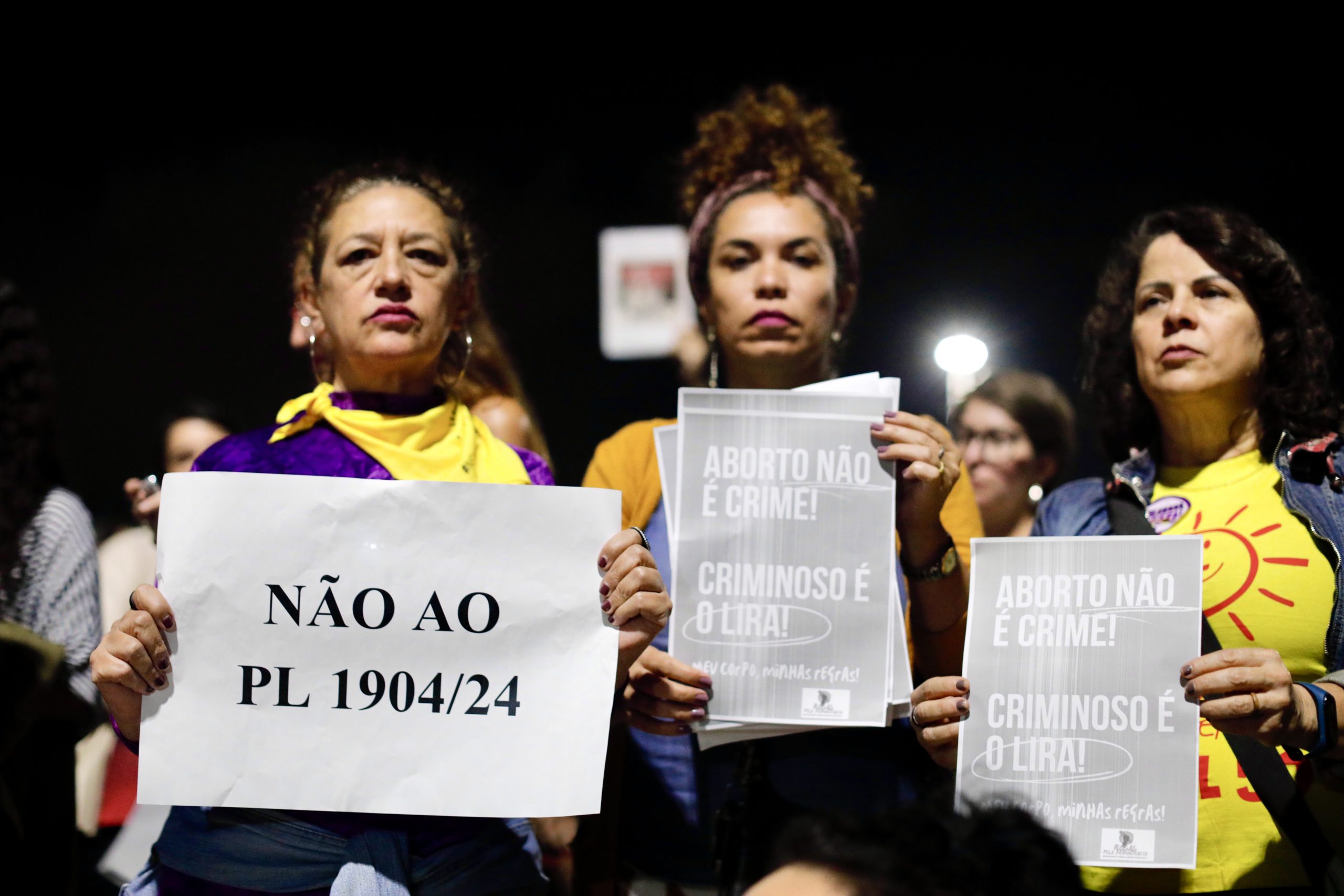 Manifestantes em Brasília contra o PL "antiaborto"