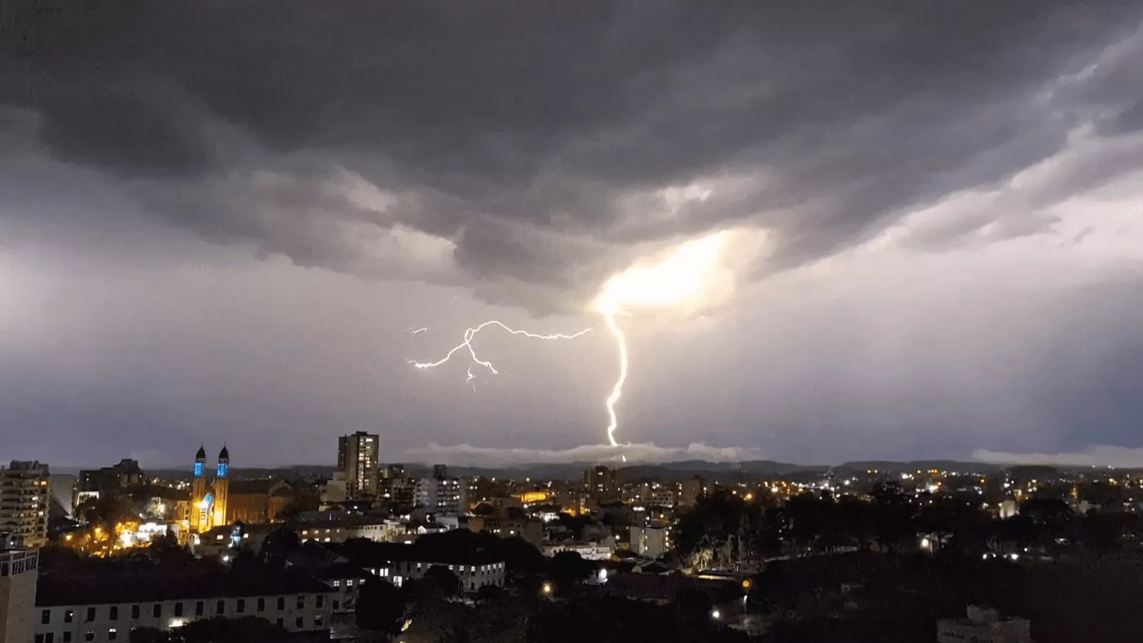 Foto mostra chuva e tempestades na Serra 